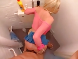 Sexy blondi puszcza sie w toalecie