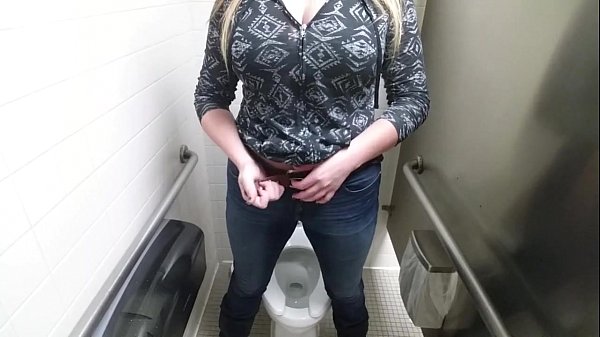 Masywna cycatka masturbuje się w publicznej toalecie