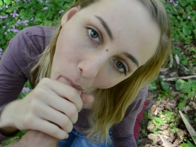 Młoda dziewczyna obciągnęła w lesie