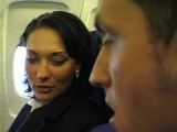 Stewardessa rucha sie z pasazerem