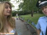 Policjant posuwa palka kobiete